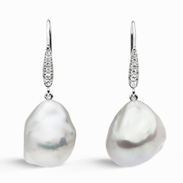 حلقان بالالماس والؤلؤ Mc-H-and-H-Baroque-Pearl-Earrings-from-Wedding_1_WEBSPECS-2